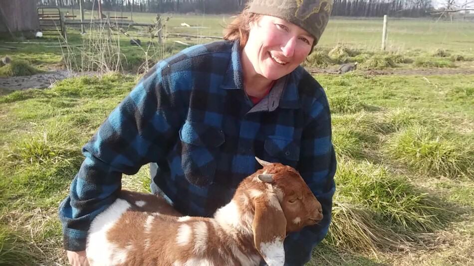 Kathy McCune tenant une chèvre Boer